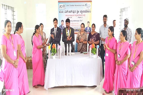 ಎನ್.ಆರ್.ಪುರ ಸರ್ಕಾರಿ ಆಸ್ಪತ್ರೆಯಲ್ಲಿ ಜ್ವಾಲಾಮಾಲಿನಿ ಜೇಸಿ ಸಂಸ್ಥೆಯಿಂದ ಆಶಾ ಕಾರ್ಯಕರ್ತೆಯರಿಗೆ ಸ್ಟೀಲ್ ಬಾಟಲ್‌ಗಳನ್ನು ವಿತರಿಸಲಾಯಿತು.
