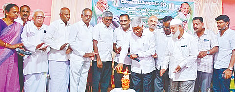 ಪಾಂಡವಪುರದ ಟಿಎಪಿಸಿಎಂಎಸ್ ರೈತ ಸಭಾಂಗಣದಲ್ಲಿ ಜನರೊಂದಿಗೆ ಜನತಾದಳ ಕಾರ್ಯಕ್ರಮ ನಿಮಿತ್ತ ಆಯೋಜಿಸಿದ್ದ ಜೆಡಿಎಸ್ ಕಾರ್ಯಕರ್ತರ ಸಭೆಯನ್ನು ಮಾಜಿ ಸಚಿವ ಸಿ.ಎಸ್.ಪುಟ್ಟರಾಜು ಉದ್ಘಾಟಿಸಿದರು. ಎಸ್.ಎ.ಮಲ್ಲೇಶ್, ಸಿ.ಅಶೋಕ್, ಎಚ್.ಮಂಜುನಾಥ್, ಯೋಗೇಶ್, ಪುಟ್ಟಸ್ವಾಮಿಗೌಡ, ನಂಜೇಗೌಡ, ದ್ಯಾವಪ್ಪ ಇತರರಿದ್ದರು.