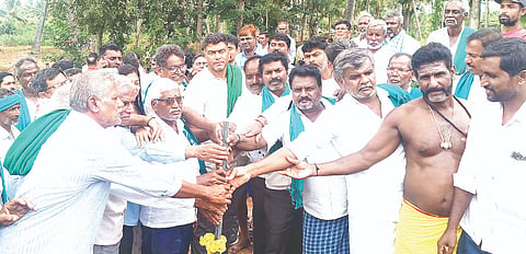 ಪಾಂಡವಪುರ ತಾಲೂಕಿನ ಬೇಬಿ ಮತ್ತು ಹಾಗನಹಳ್ಳಿ ಗ್ರಾಮದಲ್ಲಿ ಚೆಕ್ ಡ್ಯಾಂ ನಿರ್ಮಾಣ ಹಾಗೂ ಪಿಕ್ ಅಫ್ ನಾಲೆ ಅಭಿವೃದ್ಧಿಗೆ ಶಾಸಕ ದರ್ಶನ್ ಪುಟ್ಟಣ್ಣಯ್ಯ ಭೂಮಿ ಪೂಜೆ ಸಲ್ಲಿಸಿದರು. ಎ.ಎಲ್.ಕೆಂಪೂಗೌಡ, ವೈ.ಪಿ.ಮಂಜು ಇತರರಿದ್ದರು.