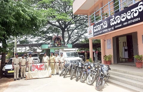 ಮಾಗಡಿ ಪೊಲೀಸರು ಖದೀಮರಿಂದ ವಶಪಡಿಸಿಕೊಂಡ ಚಿನ್ನಾಭರಣ, ಬೆಳ್ಳಿ ವಸ್ತು ಹಾಗೂ ವಾಹನಗಳು.