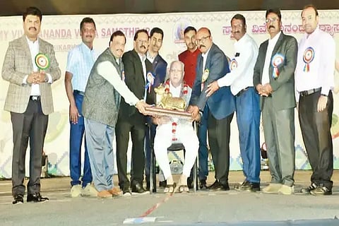 ಶಿಕಾರಿಪುರದಲ್ಲಿ ಆಯೋಜಿಸಿದ್ದ ಕುಮದ್ವತಿ ಉತ್ಸವದಲ್ಲಿ ಶ್ರೀ ಸ್ವಾಮಿ ವಿವೇಕಾನಂದ ವಿದ್ಯಾಸಂಸ್ಥೆ ಸ್ಥಾಪಕ ಅಧ್ಯಕ್ಷ ಬಿ.ಎಸ್.ಯಡಿಯೂರಪ್ಪ ಅವರನ್ನು ಗೌರವಿಸಲಾಯಿತು. ಬಿ.ವೈ.ರಾಘವೇಂದ್ರ, ತೇಜಸ್ವಿನಿ ರಾಘವೇಂದ್ರ, ಎಂ.ಬಿ.ಶಿವಕುಮಾರ್,  ಇತರರಿದ್ದರು.