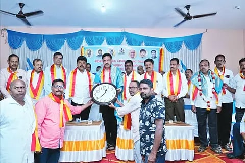 ಶಿಕಾರಿಪುರದ ಕನ್ನಡ ಸಾಹಿತ್ಯ ಭವನದ ನೂತನ ಕಟ್ಟಡ ಉದ್ಘಾಟನಾ ಕಾರ್ಯಕ್ರಮದಲ್ಲಿ ಶಾಸಕ ಬಿ.ವೈ.ವಿಜಯೇಂದ್ರ ಅವರನ್ನು ಸನ್ಮಾನಿಸಲಾಯಿತು. ಬಿ.ವೈ.ವಿಜಯೇಂದ್ರ, ಡಿ.ಮಂಜುನಾಥ್, ನಗರದ ಮಹದೇವಪ್ಪ, ಎಚ್.ಎಸ್.ರಘು ಇತರರಿದ್ದರು.
