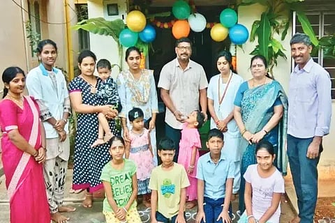 ಶಿಕಾರಿಪುರದ ದೊಡ್ಡಪೇಟೆಯ ಅಂಗನವಾಡಿಯಲ್ಲಿ ಪಲ್ಸ್ ಪೋಲಿಯೋ ಅಭಿಯಾನಕ್ಕೆ ಚಾಲನೆ ನೀಡಲಾಯಿತು. ಪ್ರವೀಣ್‌ಕುಮಾರ್, ವಿಜಯಾ, ಜಿ.ಸುಮಾ, ಶ್ವೇತಾ, ಜನನಿ ಇತರರಿದ್ದರು.
