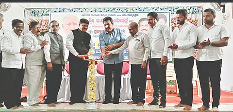 ಶಿಕಾರಿಪುರದಲ್ಲಿ ಆಯೋಜಿಸಿದ್ದ ಉಚಿತ ನೇತ್ರ ತಪಾಸಣೆ ಶಿಬಿರವನ್ನು ಶಾಸಕ ಬಿ.ವೈ.ವಿಜಯೇಂದ್ರ ಉದ್ಘಾಟಿಸಿದರು. ಡಾ.ಕೃಷ್ಣಪ್ರಸಾದ್​, ಗುರುಮೂರ್ತಿ, ವಸಂತಗೌಡ, ಚನ್ನವಿರಪ್ಪ, ಹುಲ್ಮಾರ್​ ಮಹೇಶ್​ ಮತ್ತಿತರರಿದ್ದರು.