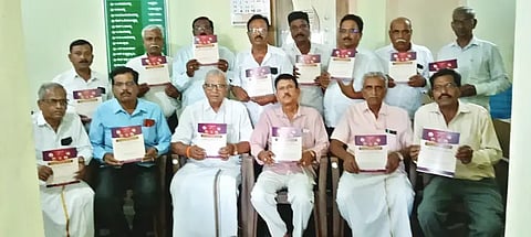 ಅಜ್ಜಂಪುರದ ಗೊಂಡೇದಹಳ್ಳಿ ನಡೆಯಲಿರುವ ಶಿವರಶರಣೆ ಹೇಮರೆಡ್ಡಿ ಮಲ್ಲಮ್ಮ ಅವರ ಜಯಂತ್ಯುತ್ಸವ ಮತ್ತು ಧಾರ್ಮಿಕ ಸಮಾವೇಶದ ಆಹ್ವಾನ ಪತ್ರಿಕೆಯನ್ನು ಸಮಿತಿ ಅಧ್ಯಕ್ಷ ಜಿ.ಪಿ.ಜಯಪ್ರಸಾದ್ ಬಿಡುಗಡೆಗೊಳಿಸಿದರು.  ಎಚ್.ಸಿ.ರೇವಣಸಿದ್ದಪ್ಪ, ಜಿ.ಮುರುಗೇಶ್, ಜಿ.ಎಚ್.ಗಿರೀಶ್, ಶಿವಪ್ಪ, ಜಿ.ಬಿ.ದಕ್ಷಿಣಮೂರ್ತಿ ಇತರರಿದ್ದರು. 