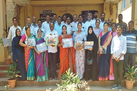 ತರೀಕೆರೆ ಪುರಸಭೆ ಆವರಣದಲ್ಲಿ ಅಧ್ಯಕ್ಷ ವಸಂತ್‌ಕುಮಾರ್ 2026-27ನೇ ಸಾಲಿನ ಆಯವ್ಯಯ ಪ್ರತಿ ಪ್ರದರ್ಶಿಸಿದರು.