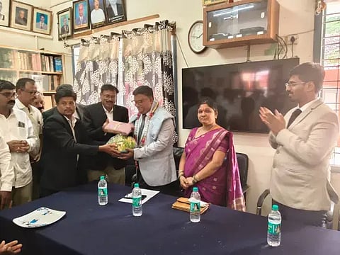ತರೀಕೆರೆ ವಕೀಲರ ಸಂಘದಲ್ಲಿ ಏರ್ಪಡಿಸಿದ್ದ ಸಮಾರಂಭದಲ್ಲಿ ತರೀಕೆರೆ ನ್ಯಾಯಾಲಯದಿಂದ ವರ್ಗಾವಣೆಯಾಗಿರುವ ಹಿರಿಯ ಸಿವಿಲ್ ನ್ಯಾಯಾಧೀಶ ಶ್ರೀಕಾಂತ್ ವೈದ್ಯ ಅವರಿಗೆ ವಕೀಲರ ಸಂಘದಿಂದ ಬೀಳ್ಕೊಡಲಾಯಿತು. ರಾಹುಲ್ ಶೆಟ್ಟಿಗಾರ್, ಊರ್ಮಿಳಾ, ಬಿ.ಪಿ.ರಾಜಶೇಖರ್ ಇತರರಿದ್ದರು. 