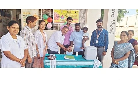 ತಾವರಗೇರಾ ಸಮುದಾಯ ಆರೋಗ್ಯ ಕೇಂದ್ರದಲ್ಲಿ ಪಲ್ಸ್ ಪೋಲಿಯೋ ಅಂಗವಾಗಿ ಮಗುವಿಗೆ ಪೋಲಿಯೋ ಲಸಿಕೆ ಹಾಕುವ ಮೂಲಕ ಪಪಂ ಅಧ್ಯಕ್ಷ ನಾರಾಯಣಗೌಡ ಕಾರ್ಯಕ್ರಮಕ್ಕೆ ಚಾಲನೆ ನೀಡಿದರು. ಡಾ.ರಾಜೇಂದ್ರ ಪ್ರಸಾದ, ಡಾ.ಪೂರ್ಣಿಮಾ, ಶಂಕ್ರಮ್ಮ, ಕಿರಣಕುಮಾರ, ಸೀತಾ ಪಾಟೀಲ, ಶರಣಬಸವ ಇದ್ದರು.