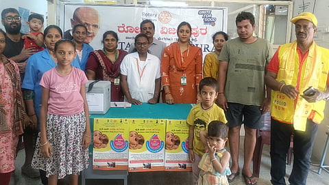 ವಿಜಯಪುರ ಸರ್ಕಾರಿ ಆಸ್ಪತ್ರೆಯಲ್ಲಿ ಆಯೋಜಿಸಿದ್ದ ಪಲ್ಸ್​ ಪೋಲಿಯೋ ಕಾರ್ಯಕ್ರಮದಲ್ಲಿ ರೋಟರಿ ಸಂಸ್ಥೆ ಮಾಜಿ ಅಧ್ಯಕ್ಷ ಎಸ್​.ಬಸವರಾಜು, ಪುರಸಭೆ ಮಾಜಿ ಸದಸ್ಯ ಎಸ್​.ಭಾಸ್ಕರ್​, ಜೆಡಿಎಸ್​ ಸಾಮಾಜಿಕ ಜಾಲತಾಣದ ಹರ್ಷವರ್ಧನ್​, ಹಿರಿಯ ಆರೋಗ್ಯ ಸಹಾಯಕಿ ಪುಷ್ಪಾ, ಸಿಬ್ಬಂದಿ ಕಲಾವತಿ, ವರಲಕ್ಷಿ$್ಮ, ಲೋಕೇಶ್​, ರಾಜೇಶ್​ ಇತರರು ಇದ್ದರು.