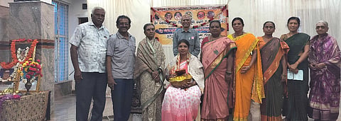 ವಿಜಯಪುರದ ಶ್ರೀ ನಗರೇಶ್ವರಸ್ವಾಮಿ ಪ್ರಾರ್ಥನಾಮಂದಿರದಲ್ಲಿ ಆಯೋಜಿಸಿದ್ದ ಶಿವಾನುಭವಗೋಷ್ಟಿಯಲ್ಲಿ ಶಿಕ್ಷಕಿ ಎಂ.ಗಿರಿಜಾಂಬರುದ್ರೇಶಮೂರ್ತಿ ಅವರನ್ನು ಸನ್ಮಾನಿಸಲಾಯಿತು. ವಿ.ಅನಿಲ್​ಕುಮಾರ್​, ಮ.ಸುರೇಶ್​ಬಾಬು, ಅನಿತಾಸುಮಂತ್​ ಇತರರು ಇದ್ದರು.