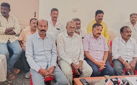 ವಿಜಯಪುರ ಪ್ರವಾಸಿ ಮಂದಿರದಲ್ಲಿ ಜೆಡಿಎಸ್​ ಮಾಜಿ ಜಿಲ್ಲಾಧ್ಯಕ್ಷ ಬಿ.ಮುನೇಗೌಡ ಸುದ್ದಿಗೋಷ್ಠಿಯಲ್ಲಿ ಮಾತನಾಡಿದರು.
