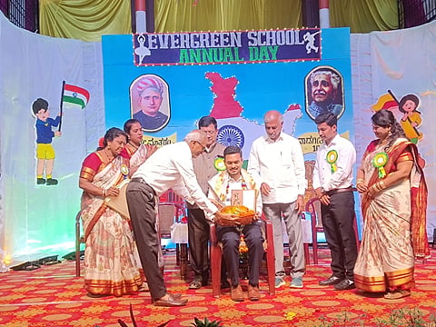 ವಿಜಯಪುರದ ಎವರ್​ಗ್ರೀನ್​ ಸ್ಕೂಲ್​ ಮತ್ತು ಹೈಸ್ಕೂಲ್​ ಆವರಣದಲ್ಲಿ ಹಮ್ಮಿಕೊಂಡಿದ್ದ ಟ್ರಸ್ಟ್​ನ 35ನೇ ಶಾಲಾ ವಾರ್ಷಿಕೋತ್ಸವ ಸಮಾರಂಭದಲ್ಲಿ ಶಾಲೆಯ ಹಳೆಯ ವಿದ್ಯಾರ್ಥಿ ಡಾ.ಪಿ. ಪೃಥ್ವಿ ಅವರನ್ನು ಸನ್ಮಾನಿಸಲಾಯಿತು. ಟ್ರಸ್ಟ್​ನ ನಿಕಟಪೂರ್ವ ಅಧ್ಯಕ್ಷ ಅನಿಲ್​ಕುಮಾರ್​ ಇತರರು ಇದ್ದರು. 
