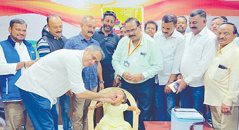 ಶಾಸಕ ಎ.ಎಸ್.ಪೊನ್ನಣ್ಣ ಮಗವಿಗೆ ಪಲ್ಸ್ ಪೋಲಿಯೋ ಹನಿ  ಹಾಕುವ ಮೂಲಕ ಲಸಿಕಾ ಅಭಿಯಾನಕ್ಕೆ ಚಾಲನೆ ನೀಡಿದರು. ತಹಸೀಲ್ದಾರ್ ಪ್ರವೀಣ್, ತಾಲೂಕು ವೈದ್ಯಾಧಿಕಾರಿ ಡಾ.ಯತಿರಾಜ್, ಬ್ಲಾಕ್ ಅಧ್ಯಕ್ಷರು ಪಟ್ಟಡ ರಂಜಿ ಪೂಣಚ್ಚ, ನಗರ ಕಾಂಗ್ರೆಸ್ ಅಧ್ಯಕ್ಷ ಮಾಳೇಟಿರ ಬೋಪಣ್ಣ, ಪುರಸಭೆ ಮಾಜಿ ಸದಸ್ಯ ರಾಜೇಶ್ ಪದ್ಮನಾಭ, ಮಂಜುನಾಥ್ ಇದ್ದರು.