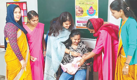 ಮಗ್ಗುಲದಲ್ಲಿರುವ ಲಿಟಲ್ ಸ್ಕಾಲರ್ಸ್ ಅಕಾಡೆಮಿಯು ಪಲ್ಸ್ ಪೋಲಿಯೋ ಅಭಿಯಾನಕ್ಕೆ ಲಿಟಲ್ ಸ್ಕಾಲರ್ಸ್ ಅಕಾಡೆಮಿಯ ಮುಖ್ಯಸ್ಥೆ ಪೂಜಾ ಸಜೇಶ್ ಚಾಲನೆ ನೀಡಿದರು. 