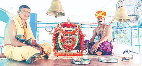 ಭಗವತಿ ದೇವರ ವಾರ್ಷಿಕೋತ್ಸವ ಪ್ರಯುಕ್ತ ಉತ್ಸವ ಮೂರ್ತಿಗೆ ವಿಶೇಷ ಅಲಂಕಾರದೊಂದಿಗೆ ವಿಶೇಷ ಪೂಜೆ ನೆರವೇರಿಸಲಾಯಿತು. 