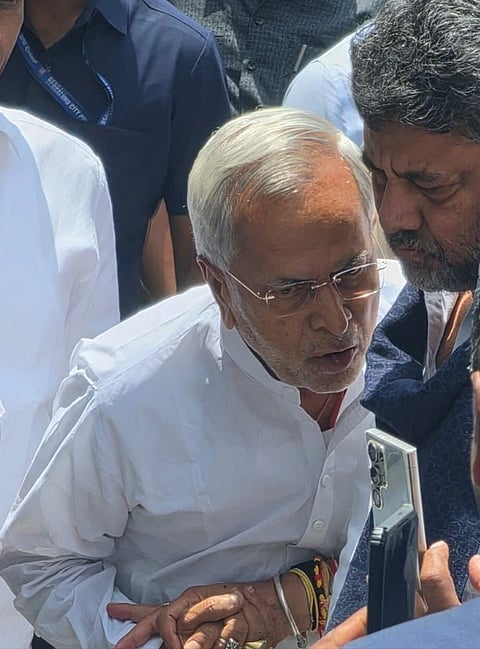 ಬೆಂಗಳೂರಿನಲ್ಲಿ ಗುರುವಾರ ಸಿಎಂ ಅಭ್ಯರ್ಥಿ ಡಿ.ಕೆ.ಶಿವಕುಮಾರ್​ ಅವರಿಗೆ ಶಾಸಕ ಚನ್ನಾರಡ್ಡಿ ಪಾಟೀಲ್​ ತುನ್ನೂರ ಶುಭ ಕೋರಿದರು.