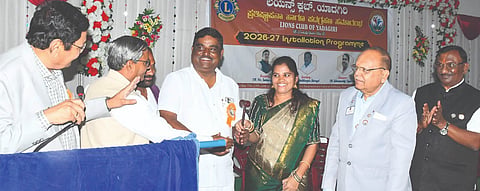 ಯಾದಗಿರಿಯಲ್ಲಿ ಶನಿವಾರ ಸಂಜೆ ನಡೆದ ಲಯನ್ಸ್​ ಕ್ಲಬ್​ ಪದಾಧಿಕಾರಿಗಳ ಪದಗ್ರಹಣ ಕಾರ್ಯಕ್ರಮದಲ್ಲಿ ನೂತನ ಅಧ್ಯಕ್ಷ ಡಾ.ಸಿದ್ಧರಾಜರೆಡ್ಡಿ ಅವರಿಗೆ ನಿರ್ಗಮಿತ ಅಧ್ಯ ಭೀಮನಗೌಡ ಕ್ಯಾತ್ನಾಳ ಅಧಿಕಾರ ಹಸ್ತಾಂತರಿಸಿದರು. ಎಸ್​ಪಿ ಪೃಥ್ವಿಕ್​ ಶಂಕರ್​, ಹರಿನಾರಾಯಣ ಭಟ್ಟಡ್​, ಸುರೇಶ ಜಗ್ನಾನಿ ಇತರರಿದ್ದರು.