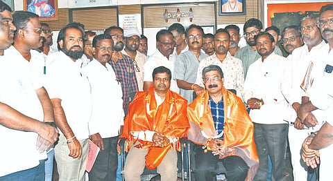 ಯಾದಗಿರಿ ಆಶೀರ್ವಾದ ಆಸ್ಪತ್ರೆಯಲ್ಲಿ ಭಾನುವಾರ ನಡೆದ ಪತ್ರಕರ್ತರ ಉಚಿತ ಆರೋಗ್ಯ ತಪಾಸಣಾ ಶಿಬಿರದಲ್ಲಿ ವೈದ್ಯರಾದ ಡಾ.ಸಿ.ಎಂ.ಪಾಟೀಲ್​, ಡಾ.ಎಚ್​.ಭೀಮರಡ್ಡಿ ಅವರನ್ನು ಸಂದ ಜಿಲ್ಲಾಧ್ಯ ಮಲ್ಲಪ್ಪ ಸಂಕೀನ್​ ಸನ್ಮಾನಿಸಿದರು.