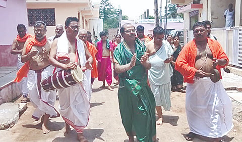 ಶ್ರೀ ಶ್ರೀಪಾದರಾಜರ ಆರಾಧನೆ ನಿಮಿತ್ತ ಶಹಾಪುರದಲ್ಲಿ ಭಾನುವಾರ ನಡೆದ ಪಾರಾಯಣದಲ್ಲಿ ಮಹಿಳೆಯರು ಮತ್ತು ಪ್ರಮುಖರು ಭಾಗವಹಿಸಿದ್ದರು.