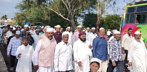  ಯಳಂದೂರು ಪಟ್ಟಣದಲ್ಲಿ ಈದ್ಗಾ ಮೈದಾನದಲ್ಲಿ ಗುರುವಾರ ಬಕ್ರೀದ್ ಹಬ್ಬದ ಅಂಗವಾಗಿ ಮುಸ್ಲಿಮರು ವಿಶೇಷ ಪ್ರಾರ್ಥನೆ ಸಲ್ಲಿಸಿಸುತ್ತಿರುವುದು. 