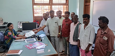  ಯಳಂದೂರು ಪಟ್ಟಣದ ತಹಸೀಲ್ದಾರ್ ಎಸ್.ಎಲ್.ನಯನಾ ಅವರಿಗೆ ಯರಗಂಬಳ್ಳಿ ಗ್ರಾಮಸ್ಥರು ಬುಧವಾರ ಗ್ರಾಮದ ಬಳಿ ನಡೆಯುತ್ತಿರುವ ಗಣಿಗಾರಿಕೆಯು ಕಾನೂನು ರೀತಿ ನಡೆಯುತ್ತಿದೆ. ಇದರ ವಿರುದ್ಧ ನೀಡಿರುವ ದೂರನ್ನು ಪರಿಗಣಿಸಬಾರದು ಎಂದು ಒತ್ತಾಯಿಸಿ ಮನವಿ ಸಲ್ಲಿಸಿದರು. 