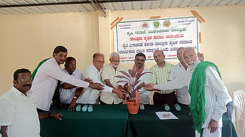 ಯಳಂದೂರು ಪಟ್ಟಣದಲ್ಲಿ ಬುಧವಾರ ತಾಲೂಕು ಕೃಷಿಕ ಸಮಾಜದ ವತಿಯಿಂದ ಆಯೋಜಿಸಿದ್ದ ರೈತ ದಿನಾಚರಣೆ ಹಾಗೂ ಕೃಷಿಕ ಸಮಾಜದ ಕಾರ್ಯಕಾರಿ ಸಮಿತಿ ಸದಸ್ಯರ ಒಂದು ದಿನದ ಕಾರ್ಯಾಗಾರವನ್ನು ಸಂಘದ ಅಧ್ಯಕ್ಷ ಗೌಡಹಳ್ಳಿ ರವಿ ಗಿಡಕ್ಕೆ ನೀರೆರೆಯುವ ಮೂಲಕ ಉದ್ಘಾಟಿಸಿದರು.