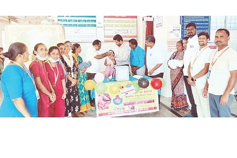 ಯಲಬುರ್ಗಾ ಸಾರ್ವಜನಿಕ ಆಸ್ಪತ್ರೆಯಲ್ಲಿ ಹಮ್ಮಿಕೊಂಡಿದ್ದ ಪಲ್ಸ್ ಪೋಲಿಯೋ ಲಸಿಕಾ ಅಭಿಯಾನಕ್ಕೆ ಪಪಂ ಮುಖ್ಯಾಧಿಕಾರಿ ನಾಗೇಶ ಚಾಲನೆ ನೀಡಿದರು. ಡಾ. ಮಾರುತಿ ಎಂ., ವಿ.ಎಸ್.ಶಿವಪ್ಪಯ್ಯನಮಠ, ಶಿವಕುಮಾರ ಐನಕ್ಕಿ, ಸಂಗಪ್ಪ ಕುರಿ, ವೀಣಾ ಮಂಟೂರ್, ಮಧುಮತಿ, ಬಸವರಾಜ, ಸವಿತಾ, ಗೀತಾಂಜಲಿ ಇತರರಿದ್ದರು.