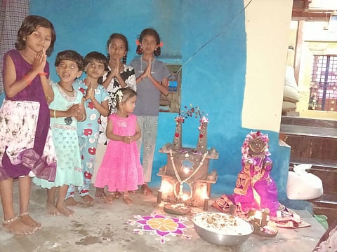 ಬಂಡಿಹಾಳ ಗ್ರಾಮದಲ್ಲಿ ಸೋಮವಾರ ರಾತ್ರಿ ಗುಳ್ಳವ್ವ ಹಬ್ಬ ಸಂಭ್ರಮದಿಂದ ಆಚರಿಸಲಾಯಿತು.