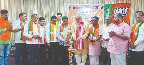 ಯಲ್ಲಾಪುರದ ಅಡಕೆ ಭವನದಲ್ಲಿ ಬಿಜೆಪಿಯ ಜಿಲ್ಲಾ ಕಾರ್ಯಕಾರಿ ಸಭೆಯನ್ನು ಸಂಸದ ವಿಶ್ವೇಶ್ವರ ಹೆಗಡೆ ಕಾಗೇರಿ ಉದ್ಘಾಟಿಸಿದರು. ಎಂ.ಎಲ್.ಸಿ ಶಾಂತಾರಾಮ ಸಿದ್ದಿ, ಹರಿಪ್ರಕಾಶ ಕೋಣೆಮನೆ, ಎನ್.ಎಸ್. ಹೆಗಡೆ, ವೆಂಕಟೇಶ ನಾಯ್ಕ, ಶಿವಾನಂದ ನಾಯ್ಕ ಇತರರಿದ್ದರು.