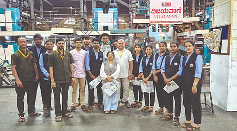 ಯಲ್ಲಾಪುರದ ವಿಶ್ವದರ್ಶನ ಸಮೂಹದ ಡಾ. ವಿಜಯ ಸಂಕೇಶ್ವರ ಮೀಡಿಯಾ ಸ್ಕೂಲ್‌ನ ವಿದ್ಯಾರ್ಥಿಗಳು ಹುಬ್ಬಳ್ಳಿಯ ವರೂರಿನಲ್ಲಿರುವ ವಿಜಯವಾಣಿ ಪತ್ರಿಕೆಯ ಮುದ್ರಣಾಲಯಕ್ಕೆ ಶುಕ್ರವಾರ ಭೇಟಿ ನೀಡಿ ಮಾಹಿತಿ ಪಡೆದುಕೊಂಡರು. ಉಪನ್ಯಾಸಕರಾದ ವೆಂಕಟೇಶ ಗೇರಗದ್ದೆ, ಸ್ಫೂರ್ತಿ ಹೆಗಡೆ ಹಾಗೂ ವಿಜಯವಾಣಿ ಮುದ್ರಣಾಲಯದ ಸಿಬ್ಬಂದಿ ಉಪಸ್ಥಿತರಿದ್ದರು.