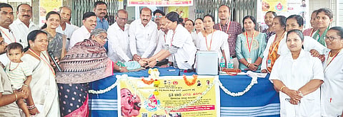 ಹಗರಿಬೊಮ್ಮನಹಳ್ಳಿ ಸರ್ಕಾರಿ ಆಸ್ಪತ್ರೆ ಆವರಣದಲ್ಲಿ ಮಗುವಿಗೆ ಶಾಸಕ ಕೆ.ನೇಮಿರಾಜ್ ನಾಯ್ಕ ಲಸಿಕಿ ಹಾಕಿದರು. 