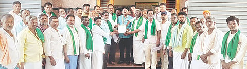 ಹಗರಿಬೊನಹಳ್ಳಿಯಲ್ಲಿ ಉಪ ತಹಸೀಲ್ದಾರ್ ಶಿವಕುಮಾರಗೌಡಗೆ ರಾಜ್ಯ ರೈತಸಂಘ ಹಾಗೂ ಹಸಿರು ಸೇನೆ ಪದಾಧಿಕಾರಿಗಳು ಮನವಿ ಸಲ್ಲಿಸಿದರು.
