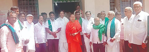 ಹಗರಿಬೊಮ್ಮನಹಳ್ಳಿಯಲ್ಲಿ ಶಾಶ್ವತ ನೀರಾವರಿ ಯೋಜನೆಗಳ ಅನುಷ್ಠಾನ ಕುರಿತು ವಿಜಯನಗರ ಜಿಲ್ಲಾ ಮಟ್ಟದ ಸಭೆ ಶುಕ್ರವಾರ ನಡೆಯಿತು. ನಂದಿಪುರದ ಡಾ.ಮಹೇಶ್ವರ ಸ್ವಾಮೀಜಿ, ಹಡಗಲಿ ಮಾಜಿ ಶಾಸಕ ನಂದಿಹಳ್ಳಿ ಹಾಲಪ್ಪ, ಗೋಣಿಬಸಪ್ಪ, ಜಿ.ಲಕ್ಷ್ಮೀಪತಿ  ಇತರರಿದ್ದರು.