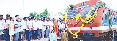 ಹೊಸಪೇಟೆ-ಅರಸಿಕೆರೆಗೆ ರೈಲು ಶುಕ್ರವಾರ ಹಗರಿಬೊಮ್ಮನಹಳ್ಳಿ ನಿಲ್ದಾಣಕ್ಕೆ ಆಗಮಿಸುತಿದ್ದಂತೆ ರೈಲು ಹೋರಾಟ ಸಮಿತಿಯವರು ಪೂಜೆ ಸಲ್ಲಿಸಿ ಅದ್ದೂರಿಯಾಗಿ ಬರಮಾಡಿಕೊಂಡರು. ನಂದಿಪುರದ ಡಾ.ಮಹೇಶ್ವರ ಸ್ವಾಮೀಜಿ, ಸಮಿತಿ ಸಂಚಾಲಕರಾದ ಕೊಟ್ರೇಶ ಶೆಟ್ಟರ್, ಎಚ್.ಸತ್ಯನಾರಾಯಣ, ಫೋಟೋ ರಾಮಣ್ಣ, ಜಿ.ಲಕ್ಷ್ಮೀಪತಿ, ನೀಲಂಕಠಪ್ಪ, ಕೈಲಾಸ್, ಸತೀಶ್ ಪಾಟೀಲ್, ಕೆ.ಪಿ.ದೇವರಾಜ, ಜೆಡಿಎಸ್ ಜಿಲ್ಲಾಧ್ಯಕ್ಷ ಬಾದಾಮಿ ಮೃತ್ಯುಂಜಯ, ತಾಲೂಕು ಅಧ್ಯಕ್ಷ ವೈ.ಮಲ್ಲಿಕಾರ್ಜುನ ಇತರರಿದ್ದರು.