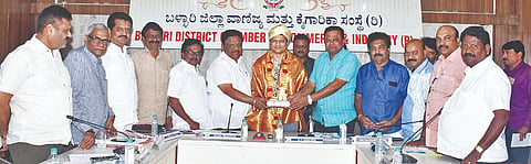 ಬಳ್ಳಾರಿ ಜಿಲ್ಲಾ ವಾಣಿಜ್ಯ ಮತ್ತು ಕೈಗಾರಿಕಾ ಸಂಸ್ಥೆಯಲ್ಲಿ ಜಾರ್ಖಂಡ್ ಡಿಐಜಿ ವೈ.ಎಸ್.ರಮೇಶ್ ಅವರನ್ನು ಸನ್ಮಾನಿಸಲಾಯಿತು.