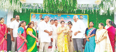 ಪಿರಿಯಾಪಟ್ಟಣದ ಮಹಾಲಕ್ಷ್ಮೀ ಕಲ್ಯಾಣ ಮಂಟಪದಲ್ಲಿ ನಡೆದ ಅಂತಾರಾಷ್ಟ್ರೀಯ ಮಹಿಳಾ ದಿನಾಚರಣೆ ಸಮಾರಂಭವನ್ನು ಮಹಿಳಾ ಮತ್ತು ಮಕ್ಕಳ ಅಭಿವೃದ್ಧಿ ಇಲಾಖೆ ಸಚಿವೆ ಲಕ್ಷ್ಮೀ ಹೆಬ್ಬಾಳ್ಕರ್ ಉದ್ಘಾಟಿಸಿದರು. ಪಶು ಸಂಗೋಪನೆ ಸಚಿವ ಕೆ.ವೆಂಕಟೇಶ್, ಮುಖಂಡರಾದ ನಿತಿನ್ ವೆಂಕಟೇಶ್, ಡಿ.ಟಿ.ಸ್ವಾಮಿ, ರಹಮತ್ ಜಾನ್ ಬಾಬು, ಅನಿಲ್, ಅನಿತಾ ತೋಟದಪ್ಪ, ನಿರೂಪ ರಾಜೇಶ್, ಸಿಡಿಪಿಒ ವೀಣಾ ಇತರರು ಇದ್ದರು. 