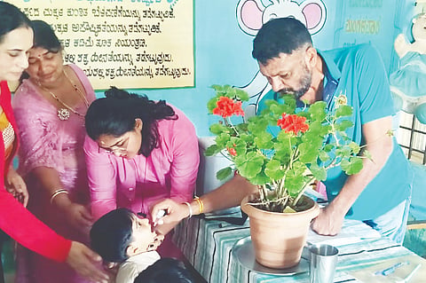 ನಾಪೋಕ್ಲುವಿನ ಅಂಗನವಾಡಿ ಕೇಂದ್ರದಲ್ಲಿ ಭಾನುವಾರ ಪಲ್ಸ್ ಪೋಲಿಯೋ ಕಾರ್ಯಕ್ರಮವನ್ನು ಗ್ರಾಮ ಪಂಚಾಯಿತಿ ಮಾಜಿ ಸದಸ್ಯ ಹಾಗೂ ಅಂಗನವಾಡಿ ಸ್ಥಳದಾನಿ ಕುಲೇಟಿರ ಅರುಣ್ ಬೇಬ ಉದ್ಘಾಟಿಸಿದರು.