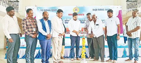 ನಗರದ ಡಾ. ಬಿ. ಆರ್. ಅಂಬೇಡ್ಕರ್ ಭವನದಲ್ಲಿ ಸ್ವಚ್ಛತಾಗಾರರ ದಿನಾಚರಣೆಯನ್ನು ಶಾಸಕ ದರ್ಶನ್ ಉದ್ಘಾಟಿಸಿದರು. ಕಳಲೆ ಕೇಶವಮೂರ್ತಿ, ಜೆರಾಲ್ಡ್ ರಾಜೇಶ್, ಪ್ರಕಾಶ್,ಚೆಲುವರಾಜು, ಮಹದೇವ ನಾಯಕ, ಗಾಯತ್ರಿ ಮೋಹನ್ ಇತರರು ಇದ್ದರು.