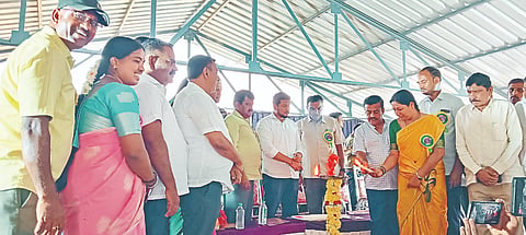  ನಗರದ ಜಾನುವಾರು ಮಾರುಕಟ್ಟೆಯಲ್ಲಿ ಹಾಲು ಕರೆಯುವ ಸ್ಪರ್ಧೆಯನ್ನು ಶಾಸಕ ದರ್ಶನ್ ಉದ್ಘಾಟಿಸಿದರು. ಮಾಜಿ ಶಾಸಕ ಕಳಲೆ ಕೇಶವಮೂರ್ತಿ, ಸಿಎಂ ಶಂಕರ್ ಕುರಹಟ್ಟಿ ಮಹೇಶ್, ಮೈಸೂರು ಒಕ್ಕೂಟದ ಅಧ್ಯಕ್ಷ ಹಿರೇಗೌಡ, ಉಮಾಶಂಕರ್, ಓಂ ಪ್ರಕಾಶ್ ಇತರರು ಇದ್ದರು. 