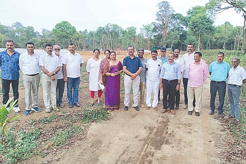  ನಾಪೋಕ್ಲು ಸಮೀಪದ ಚೆರಿಯಪಬುವಿಗೆ ಬುಧವಾರ  ಭೇಟಿ ನೀಡಿದ ಬಿಜೆಪಿ ಪಕ್ಷದ ಪ್ರಮುಖರು ನೂತನವಾಗಿ ನಿರ್ಮಾಣ ಹಂತದಲ್ಲಿರುವ ಶಾದಿ ಮಹಲ್ ಕಟ್ಟಡದ ಸ್ಥಳ ಪರಿಶೀಲನೆ ನಡೆಸಿದರು.