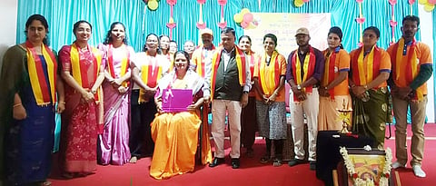 ನಾಪೋಕ್ಲು ಸರ್ಕಾರಿ ಪದವಿ ಕಾಲೇಜಿನಲ್ಲಿ ಆಯೋಜಿಸಿದ ಕನ್ನಡ ರಾಜ್ಯೋತ್ಸದ ಕಾರ್ಯಕ್ರಮದಲ್ಲಿ ಶೌರ್ಯ ವಿಪತ್ತು ನಿರ್ವಹಣಾ ಘಟಕದ ನಾಯಕಿ ಬಾಳೆಯಡ ದಿವ್ಯ ಮಂದಪ್ಪ ಮತ್ತು ಅವರ ತಂಡವನ್ನು ಸನ್ಮಾನಿಸಿ ಗೌರವಿಸಲಾಯಿತು. ಪ್ರಾಂಶುಪಾಲೆ ಪಲ್ಲವಿ ಎಚ್.ಸಿ., ಟಿ.ಪಿ. ರಮೇಶ್ ಇತರರು ಇದ್ದರು.