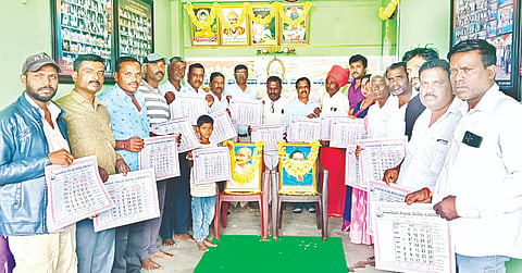 ಪಿರಿಯಾಪಟ್ಟಣದ ಕುಳುವ ಸಂಘದ ಕಚೇರಿಯಲ್ಲಿ ಹಮ್ಮಿಕೊಂಡಿದ್ದ ಸಂವಿಧಾನ ದಿನಾಚರಣೆ ಕಾರ್ಯಕ್ರಮ ಆಯೋಜಿಸಲಾಗಿತ್ತು. ಸತ್ಯನಾರಾಯಣ, ಮುತ್ತುರಾಜ್, ನಟರಾಜ್, ಮೋಹನ್, ನಾಗರಾಜ್, ಅಂಜನ್ ಕುಮಾರ್, ಸ್ವಾಮಿ, ತಮ್ಮಯ್ಯ ಇತರರು ಇದ್ದರು.