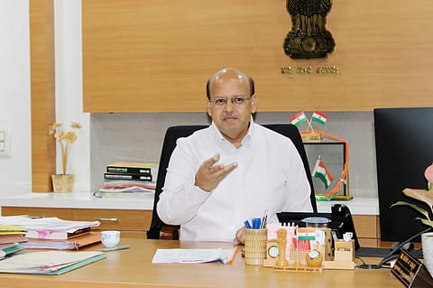 ಕೊಪ್ಪಳದಲ್ಲಿ ಗುರುವಾರ ಆಯೋಜಿಸಿದ ಆರ್​ಸೆಟಿ ಜಿಲ್ಲಾ ಮಟ್ಟದ ಸಲಹಾ ಸಮಿತಿ ಸಭೆಯಲ್ಲಿ ಡಿಸಿ ಡಾ. ಸುರೇಶ ಬಿ.ಇಟ್ನಾಳ ಮಾತನಾಡಿದರು. ಜಿಲ್ಲಾ ಪಂಚಾಯತ್​ ಉಪ ಕಾರ್ಯದರ್ಶಿ ಟಿ.ಕೃಷ್ಣಮೂರ್ತಿ, ಲೀಡ್​ ಬ್ಯಾಂಕ್​ನ ವ್ಯವಸ್ಥಾಪಕ ಮಾರುತಿ ಕೆ., ವಿರೇಶ್​, ಸಿದ್ದಯ್ಯ ಇದ್ದರು.