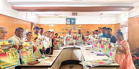  ಕೊಪ್ಪಳದಲ್ಲಿ ಗುರುವಾರ ಹಮ್ಮಿಕೊಂಡ ತಾಲೂಕು ಮಟ್ಟದ ಟಾಸ್ಕ್​ ಫೋರ್ಸ್​ ಸಮಿತಿ ಸಭೆಯಲ್ಲಿ ತಾಪಂ ಇಒ ದುಂಡಪ್ಪ ತುರಾದಿ ಕರಪತ್ರ ಬಿಡುಗಡೆ ಮಾಡಿದರು. ಬಾಲಕಾರ್ಮಿಕ ಯೋಜನೆಯ ಜಿಲ್ಲಾ ನಿರ್ದೇಶಕ ಬಸವರಾಜ ಹಿರೇಗೌಡರ, ಮಕ್ಕಳ ಸಹಾಯವಾಣಿ ಜಿಲ್ಲಾ ಸಂಯೋಜಕ ಶರಣಪ್ಪ ಸಿಂಗನಾಳ, ಕೊಪ್ಪಳ ಬಿ.ಇ.ಒ. ಹನುಮಂತಪ್ಪ, ಮಕ್ಕಳ ರಕ್ಷಣ ಘಕದ ಪ್ರಥಿಭಾ ಕಾಶಿಮಠ, ಶಂಕರ್​, ಹುಸೇನ್​ ಬೀ ಇತರರಿದ್ದರು.