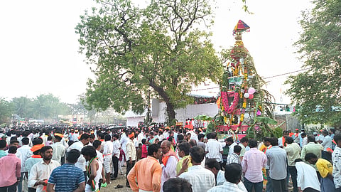 ಯಡ್ರಾಮಿಯಲ್ಲಿ ಅಸಂಖ್ಯಾತ ಭಕ್ತರ ಜೈೂಷದ ಮಧ್ಯೆ ಸಂಭ್ರಮದಿಂದ ಶ್ರೀ ಬಸವೇಶ್ವರರ ಮಹಾರಥೋತ್ಸವ ಶನಿವಾರ ನಡೆಯಿತು.