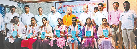  ಆಳಂದನಲ್ಲಿ ವಚನ ಚಾರಿಟೇಬಲ್​ ಸಂಸ್ಥೆಯಿಂದ ಎಸ್ಸೆಸ್ಸೆಲ್ಸಿ ಸಾಧಕ ವಿದ್ಯಾರ್ಥಿಗಳನ್ನು ಸನ್ಮಾನಿಸಲಾಯಿತು. ಶ್ರೀ ಕೋರಣೇಶ್ವರ ಸ್ವಾಮೀಜಿ, ವಿ.ರಂಗಸ್ವಾಮಿ ಶೆಟ್ಟಿ, ಡಾ.ಶಿವಶಂಕರ ಟೋಕರೆ ಇತರರಿದ್ದರು.