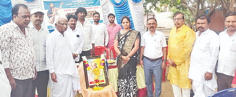 ವಡಗೇರಾದಲ್ಲಿ ಶನಿವಾರ ನಡೆದ ಕನಕ ದರ್ಶನ ಕಾರ್ಯಕ್ರಮದಲ್ಲಿ ಸಿದ್ದಣ್ಣಗೌಡ ಕಾಡಂನೋರ್​, ಡಾ.ರಾಜೇಶ್ವರಿ ಗುತ್ತೇದಾರ್​, ಶಶಿಧರ ಹಿರೇಮಠ, ಮೆಹಬೂಬ್​ ಅಲಿ, ಬಸವರಾಜ ಸೊನ್ನದ, ಶಂಕರರೆಡ್ಡಿ ಮಾಲಿಪಾಟೀಲ್​, ಶ್ರೀನಿವಾಸರಾವ ಕುಲಕರ್ಣಿ ಇತರರಿದ್ದರು. 