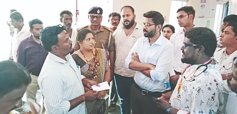 ಮಳಖೇಡನ ಸಮುದಾಯ ಆರೋಗ್ಯ ಕೇಂದ್ರಕ್ಕೆ ಡಿಸಿ ಇಕ್ರಮ್​ ಶರೀಫ್​ ಮಂಗಳವಾರ ಭೇಟಿ ನೀಡಿ ರೋಗಿಗಳ ಅಳಲು ಆಲಿಸಿದರು. ಐಎಎಸ್​ ಅಧಿಕಾರಿ ಶಶಿರ್​ ಮೊಘಾ, ತಹಸೀಲ್ದಾರ್​ ಶ್ರೀಯಾಂಕ ಧನಶ್ರೀ, ಟಿಎಚ್​ಒ ಡಾ.ಸಂಜೀವಕುಮಾರ ಪಾಟೀಲ್​ ಇತರರಿದ್ದರು.