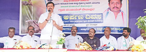 ಸುರಪುರ ತಾಲೂಕಿನ ದೇವಾಪುರ ಗ್ರಾಮದಲ್ಲಿ ಮಂಗಳವಾರ ನಿರಂತರ ಕುಡಿಯುವ ನೀರಿನ ಯೋಜನೆಗೆ ಶಾಸಕ ರಾಜಾ ವೇಣುಗೋಪಾಲ ನಾಯಕ ಚಾಲನೆ ನೀಡಿದರು. ಜಿಪಂ ಮಾಜಿ ಅಧ್ಯಕ್ಷ  ರಾಜಶೇಖರಗೌಡ ವಜ್ಜಲ್, ಬ್ಲಾಕ್ ಅಧ್ಯಕ್ಷ ನಿಂಗರಾಜ ಬಾಚಿಮಟ್ಟಿ, ವೆಂಕೋಬ ಯಾದವ ಇತರರಿದ್ದರು.
