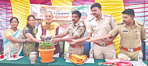 ವಡಗೇರಾ ಮುರಾರ್ಜಿ ದೇಸಾಯಿ ವಸತಿ ಶಾಲೆಯಲ್ಲಿ ಮಂಗಳವಾರ ಹಮ್ಮಿಕೊಂಡ ಅಂತಾರಾಷ್ಟಿçÃಯ ಮಾದಕ ವಸ್ತುಗಳ ದುರುಪಯೋಗ ಮತ್ತು ಕಾನೂನು ಬಾಹಿರ ಸಾಗಣೆ ವಿರೋಽ ಜಾಗೃತಿ ಕಾರ್ಯಕ್ರಮವನ್ನು ಶಾಸಕ ಚನ್ನಾರಡ್ಡಿ ಪಾಟೀಲ್ ತುನ್ನೂರ ಉದ್ಘಾಟಿಸಿದರು. ಡಿವೈಎಸ್ಪಿ ಸುರೇಶ ನಾಯಕ, ಡಾ.ರಾಜೇಶ್ವರಿ ಗುತ್ತೇದಾರ್, ಅಕ್ಷಯ್, ಶಾಂತಾ ಸಜ್ಜನ್, ಪಿಎಸ್‌ಐ ಮೈಬೂಬ್ ಅಲಿ, ಮಹಾದೇವಪ್ಪ ಶೆಟ್ಟಿಗೇರಾ ಇತರರಿದ್ದರು.